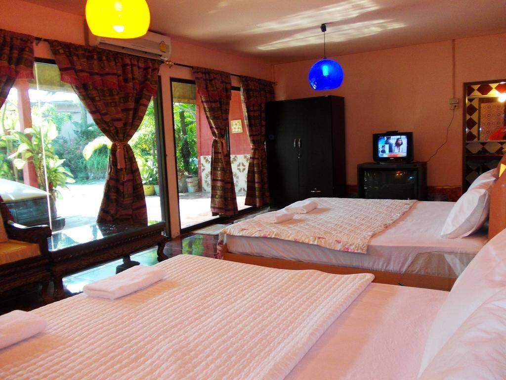 Suksomjai Hotel Rayong Szoba fotó